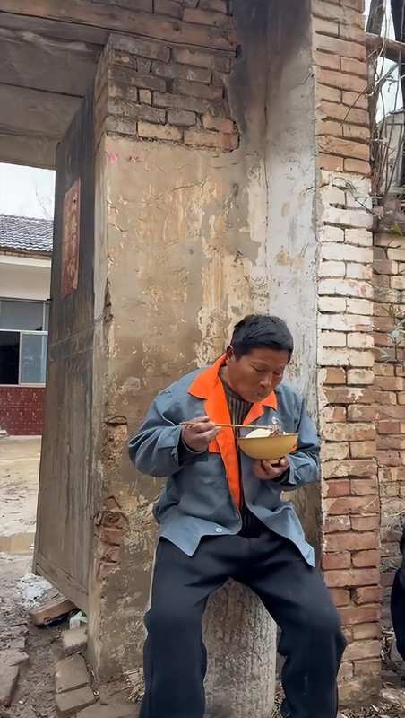 当八个孩子只能分一碗豆豉:那个眼神空洞的大儿子,戳中多少人的泪点 情感心理
