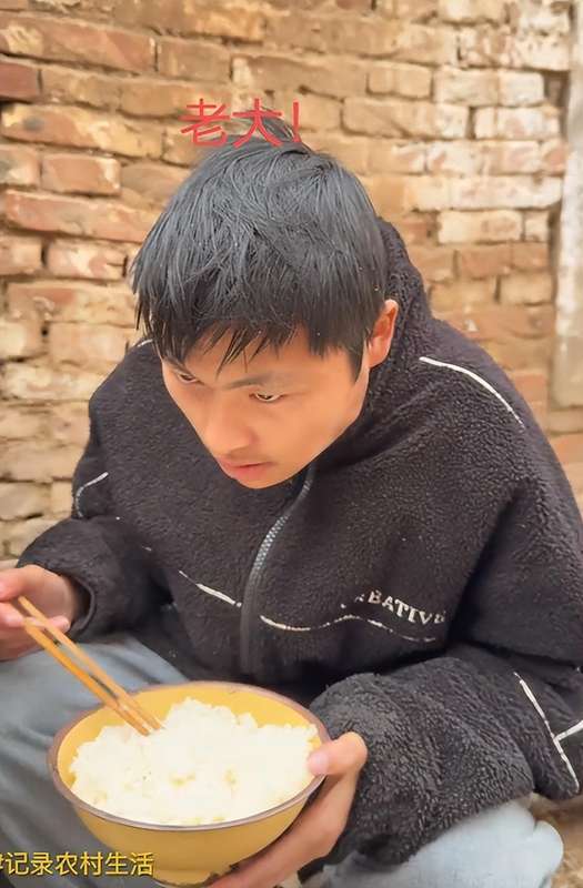 当八个孩子只能分一碗豆豉:那个眼神空洞的大儿子,戳中多少人的泪点 情感心理
